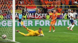 Ollie Watkins (kanan) melihat tendangannya mengenai bagian belakang gawang. (Foto: Istimewa/AFP melalui Getty Images)