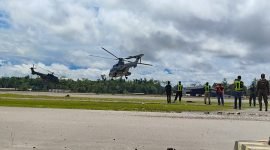 Tim evakuasi gabungan diterbangkan ke Distrik Alama, Kabupaten Mimika, Papua Tengah. (Foto: Galeri Papua/Endy Langobelen)
