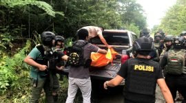 Aparat mengevakuasi korban yang dibunuh KKB di Yahukimo, Papua Pegunungan, Rabu (31/7/2024). (Foto: Istimewa)