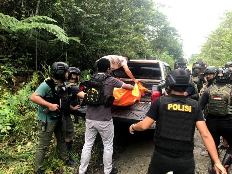 Aparat mengevakuasi korban yang dibunuh KKB di Yahukimo, Papua Pegunungan, Rabu (31/7/2024). (Foto: Istimewa)