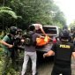 Aparat mengevakuasi korban yang dibunuh KKB di Yahukimo, Papua Pegunungan, Rabu (31/7/2024). (Foto: Istimewa)