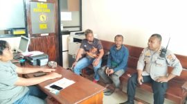 Polisi memeriksa salah satu saksi korban yang berhasil melarikan diri dari serangan KKB di Yahukimo. (Foto: Istimewa/Satgas Humas Damai Cartenz 2024) 