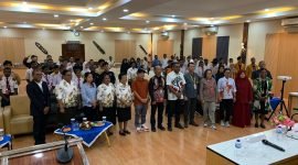 Foto bersama pada pembukaan sosialisasi peran IKD mendukung percepatan transformasi digital untuk pelayanan publik di Ballroom Hotel Grand Tembaga, Kamis (1/8/2024). (Foto: Galeri Papua/Moh. Wahyu Welerubun)