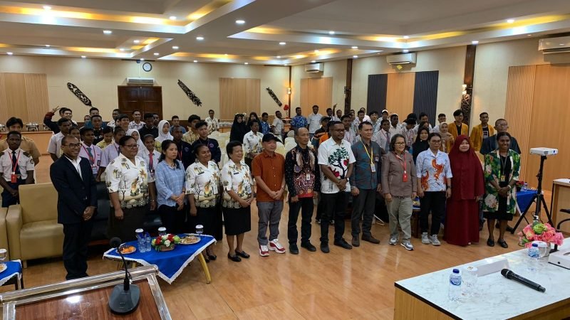 Foto bersama pada pembukaan sosialisasi peran IKD mendukung percepatan transformasi digital untuk pelayanan publik di Ballroom Hotel Grand Tembaga, Kamis (1/8/2024). (Foto: Galeri Papua/Moh. Wahyu Welerubun)