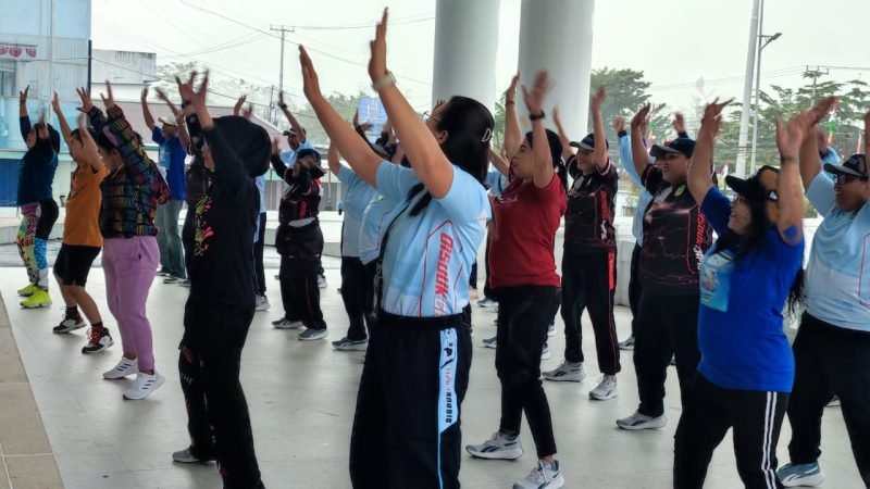 Senam sehat bersama awali Dukcapil Festival. (Foto: Galeri Papua/Endy Langobelen) 