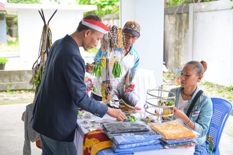 Kepala Dinas Kependudukan dan Pencatatan Sipil Kabupaten Mimika, Slamet Sutedjo, saat melihat produk-produk milik Wadomu Art di Dukcapil Festival. (Foto: Istimewa/Panitia Dukcapil Festival)
