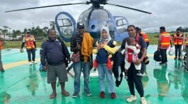 Keempat penumpang dewasa dan dua anak-anak berpose di Bandara Cargo UPBU Mozes Kilangin, Timika, Papua Tengah, Senin (5/8/2024). (Foto: Istimewa)