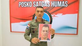 Kasatgas Humas Ops Damai Cartenz 2024, Kombes Pol. Bayu Suseno, memegang foto Pilot Selandia Baru, Glen Malcolm Conning. (Foto: Istimewa/Satgas Humas Operasi Damai Cartenz 2024)