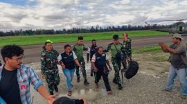 Masyarakat yang dievakuasi tiba di Lanud Yohanis Kapiyau Mimika. (Foto: Galeri Papua/Istimewa)