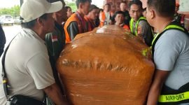 Jenazah pilot Selandia Baru, Glen Malcolm Conning, tiba di Kargo Bandara Mozes Kilangin, Timika, Papua Tengah. (Foto: Galeri Papua/Endy Langobelen)