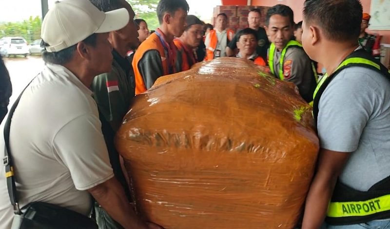 Jenazah pilot Selandia Baru, Glen Malcolm Conning, tiba di Kargo Bandara Mozes Kilangin, Timika, Papua Tengah. (Foto: Galeri Papua/Endy Langobelen)