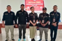 Ketua PPD Mimika Baru, Jembris Wafom (kedua dari kanan), bersama para pengurus lainnya. (Foto: Galeri Papua/Endy Langobelen)