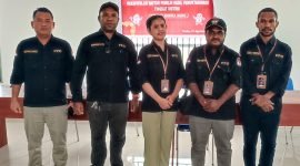 Ketua PPD Mimika Baru, Jembris Wafom (kedua dari kanan), bersama para pengurus lainnya. (Foto: Galeri Papua/Endy Langobelen)