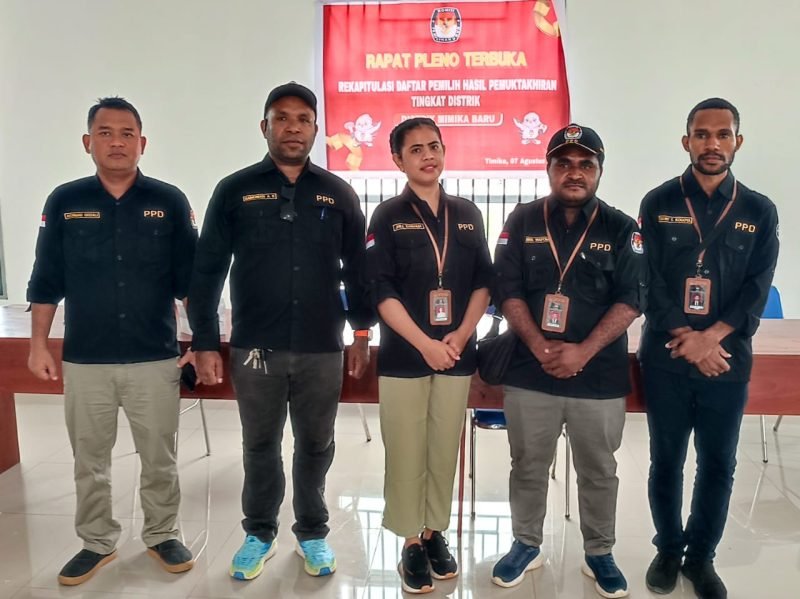 Ketua PPD Mimika Baru, Jembris Wafom (kedua dari kanan), bersama para pengurus lainnya. (Foto: Galeri Papua/Endy Langobelen)