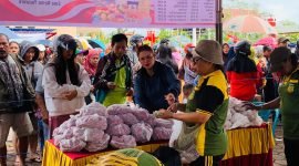 Proses transaksi jual beli di Pasar Murah. (Foto: Galeri Papua/Moh. Wahyu Welerubun)