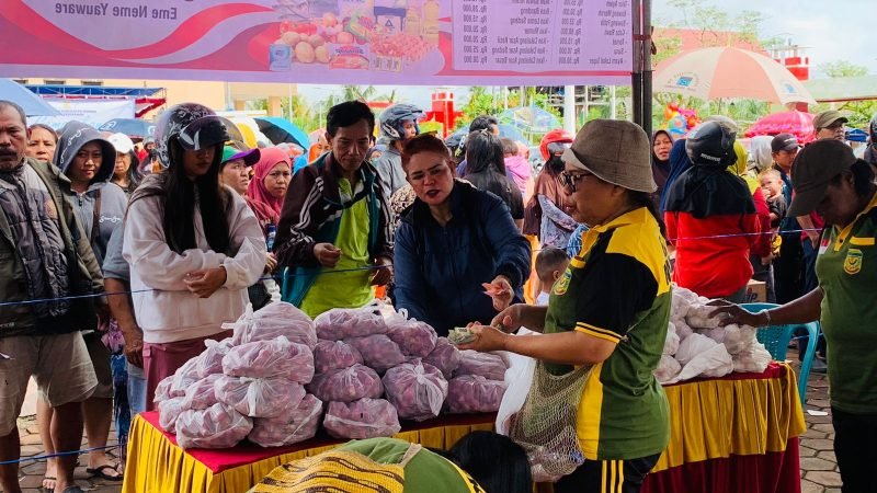 Proses transaksi jual beli di Pasar Murah. (Foto: Galeri Papua/Moh. Wahyu Welerubun)