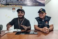 Ketua Panitia Pemilihan Distrik (PPD) Mimika Baru (Miru), Jembris Wafom (kiri), dan Anggota PPD Distrik Miru Kordinator Divisi Data dan Informasi, Achmad Gozali (kanan). (Foto: Galeri Papua/Endy Langobelen)