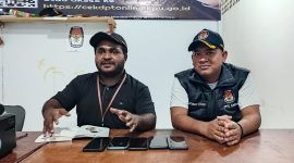 Ketua Panitia Pemilihan Distrik (PPD) Mimika Baru (Miru), Jembris Wafom (kiri), dan Anggota PPD Distrik Miru Kordinator Divisi Data dan Informasi, Achmad Gozali (kanan). (Foto: Galeri Papua/Endy Langobelen)