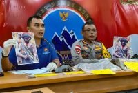 Kapolres Mimika, AKBP I Komang Budiartha (kanan), dan Kasatgas Humas Operasi Damai Cartenz 2024, Kombes Pol. Bayu Suseno (kiri), menunjukkan foto sosok Perintakola Lokbere alias Malas Gwijangge. (Foto: Galeri Papua/Endy Langobelen)