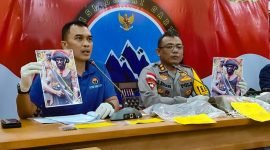 Kapolres Mimika, AKBP I Komang Budiartha (kanan), dan Kasatgas Humas Operasi Damai Cartenz 2024, Kombes Pol. Bayu Suseno (kiri), menunjukkan foto sosok Perintakola Lokbere alias Malas Gwijangge. (Foto: Galeri Papua/Endy Langobelen)