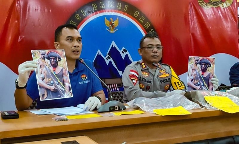 Kapolres Mimika, AKBP I Komang Budiartha (kanan), dan Kasatgas Humas Operasi Damai Cartenz 2024, Kombes Pol. Bayu Suseno (kiri), menunjukkan foto sosok Perintakola Lokbere alias Malas Gwijangge. (Foto: Galeri Papua/Endy Langobelen)