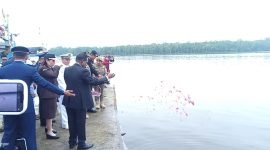 Para pimpinan daerah di Mimika satu per satu menabur bunga ke sungai untuk menghormati para pahlawan yang telah berpulang. (Foto: Jefri Manehat)