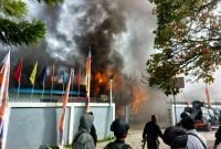 Tampak api melahap Kantor KPU Papua Pegunungan. (Foto: Istimewa)