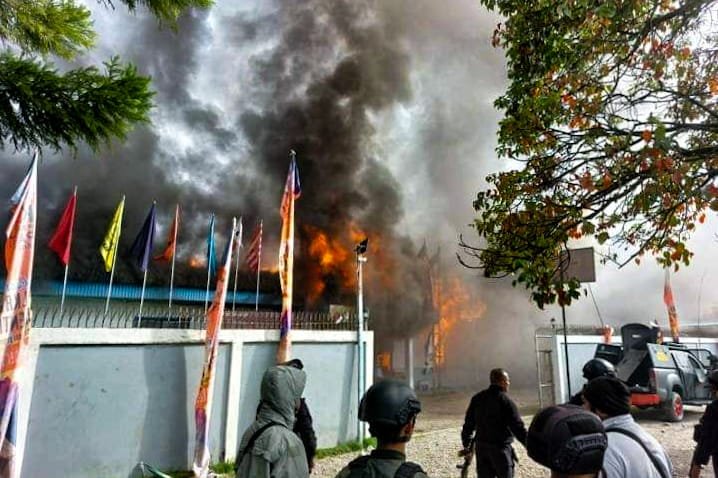 Tampak api melahap Kantor KPU Papua Pegunungan. (Foto: Istimewa)