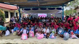 Ketua Bhayangkara Cabang Mimika, Santika Budiartha, dan jajarannya bersama anak-anak dan masyarakat Kwamki Narama di halaman Kantor Polsek Kwamki Narama, Kamis (15/8/2024), (Foto: Galeri Papua/Wahyu)