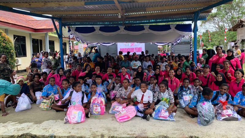 Ketua Bhayangkara Cabang Mimika, Santika Budiartha, dan jajarannya bersama anak-anak dan masyarakat Kwamki Narama di halaman Kantor Polsek Kwamki Narama, Kamis (15/8/2024), (Foto: Galeri Papua/Wahyu)