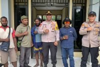 Kapolsek Kwamki Narama, Iptu Frangki Tethool, SE bersama seorang pejabat Polsek Kwamki Narama dan empat orang warga sedang berpose di depan kantor Polsek Kwamki Narama. (Foto: Galeri Papua/Wahyu).