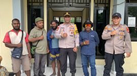 Kapolsek Kwamki Narama, Iptu Frangki Tethool, SE bersama seorang pejabat Polsek Kwamki Narama dan empat orang warga sedang berpose di depan kantor Polsek Kwamki Narama. (Foto: Galeri Papua/Wahyu).