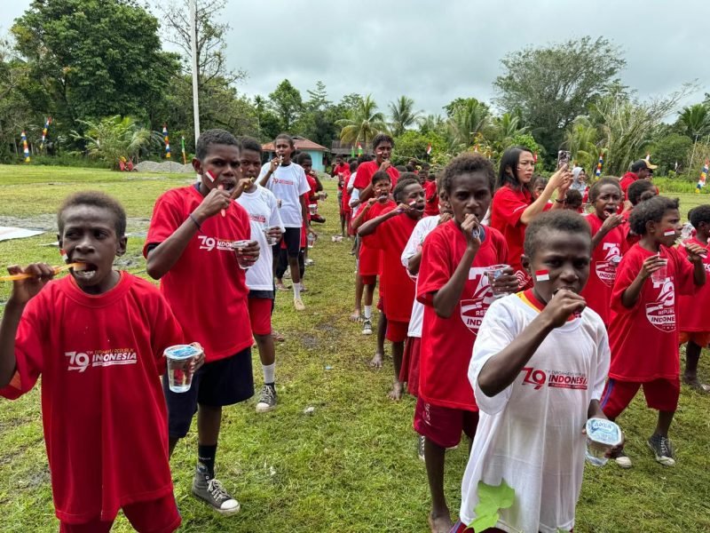 Sebanyak 120 anak-anak kampung Nayaro mengikuti kegiatan promosi kesehatan cara menyikat gigi dari Persatuan Dokter Gigi Indonesia (PDGI) Mimika. (Foto: Istimewa/Corporate Communication PTFI)