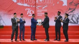 Presiden Direktur PT Freeport Indonesia, Tony Wenas, menerima piagam penghargaan rekor MURI upacara HUT RI di lokasi dengan elevasi tertinggi, Sabtu (17/8/2024) di Tembagapura, Mimika, Papua Tengah. (Foto: Galeri Papua/Wahyu)