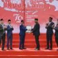 Presiden Direktur PT Freeport Indonesia, Tony Wenas, menerima piagam penghargaan rekor MURI upacara HUT RI di lokasi dengan elevasi tertinggi, Sabtu (17/8/2024) di Tembagapura, Mimika, Papua Tengah. (Foto: Galeri Papua/Wahyu)