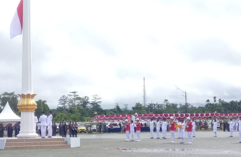 Upacara pengibaran bendera merah putih dalam rangka HUT ke-79 RI di Kabupaten Mimika. (Foto: Galeri Papua/Jefri Manehat)