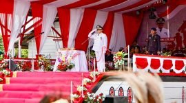 Penjabat Bupati Mappi, Michael R. Gomar, memimpin upacara peringatan HUT ke-79 RI di lapangan GOR Kepi pada Sabtu (17/8/2024). (Foto: Istimewa/Humas Pemkab Mappi)