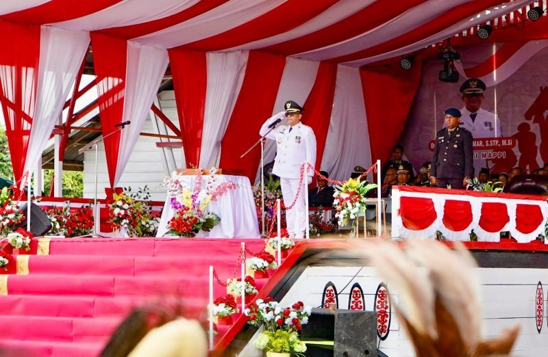 Penjabat Bupati Mappi, Michael R. Gomar, memimpin upacara peringatan HUT ke-79 RI di lapangan GOR Kepi pada Sabtu (17/8/2024). (Foto: Istimewa/Humas Pemkab Mappi)