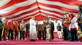 Penjabat Bupati Mappi, Michael R. Gomar, secara simbolis menyerahkan bantuan hibah berupa sepeda motor kepada salah satu tokoh agama. (Foto: Istimewa/Humas Pemkab Mappi)