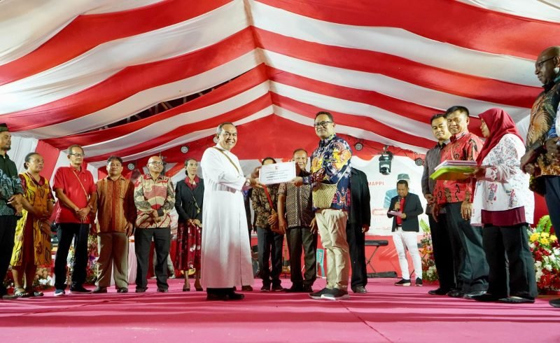 Penjabat Bupati Mappi, Michael R. Gomar, secara simbolis menyerahkan bantuan hibah berupa sepeda motor kepada salah satu tokoh agama. (Foto: Istimewa/Humas Pemkab Mappi)