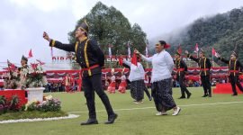 Divisi Papuan Affairs - Industrial Relations bersama Kerukunan Besar Sulawesi Utara membawakan Tari Massamaper di Tembagapura, Sabtu (17/8/2024). (Foto: Istimewa/Corporate Communication PTFI)
