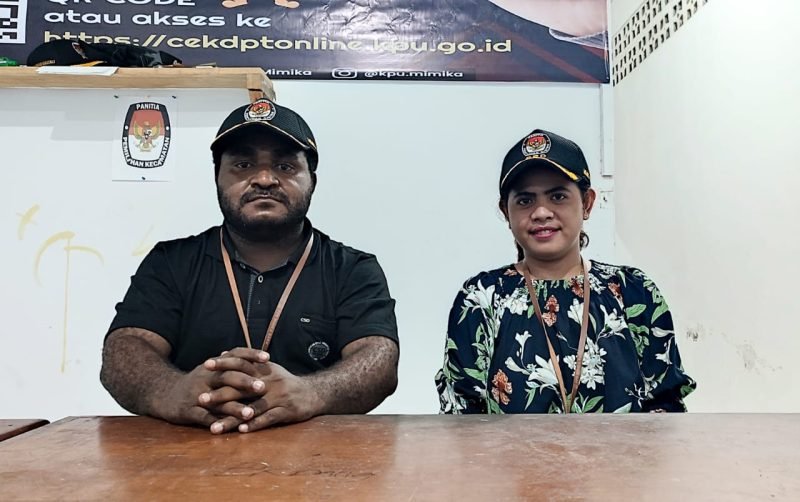 Koordinator Divisi Hukum PPD Mimika Baru, Jhill Kainama (kanan), dan Ketua PPD Mimika Baru, Jembris Wafom (kiri). (Foto: Galeri Papua/Endy Langobelen)
