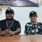 Koordinator Divisi Hukum PPD Mimika Baru, Jhill Kainama (kanan), dan Ketua PPD Mimika Baru, Jembris Wafom (kiri). (Foto: Galeri Papua/Endy Langobelen)