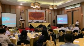 Assisten II Bidang Perekonomian dan Pembangunan Sekretariat Daerah Kabupaten Mimika, Willem Naa, membacakan sambutan dalam pembukaan workshop pembentukan Pokja PPS di Ballroom Swiss-Bellin Hotel Timika, Rabu (21/8/2024). (Foto: Galeri Papua/Wahyu)