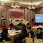 Assisten II Bidang Perekonomian dan Pembangunan Sekretariat Daerah Kabupaten Mimika, Willem Naa, membacakan sambutan dalam pembukaan workshop pembentukan Pokja PPS di Ballroom Swiss-Bellin Hotel Timika, Rabu (21/8/2024). (Foto: Galeri Papua/Wahyu)