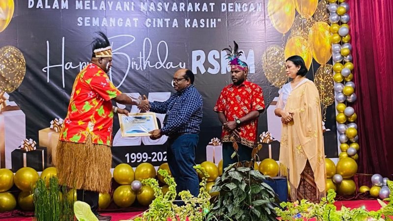 Peringatan HUT ke-25 RSMM bersama pimpinan, staff, karyawan yang dihadiri perwakilan Pemkab Mimika, Manajemen PT Freeport Indonesia, YPMAK, YCTP di Aula RSMM SP-5 Timika. (Foto: Istimewa/Corporate Communication PTFI)