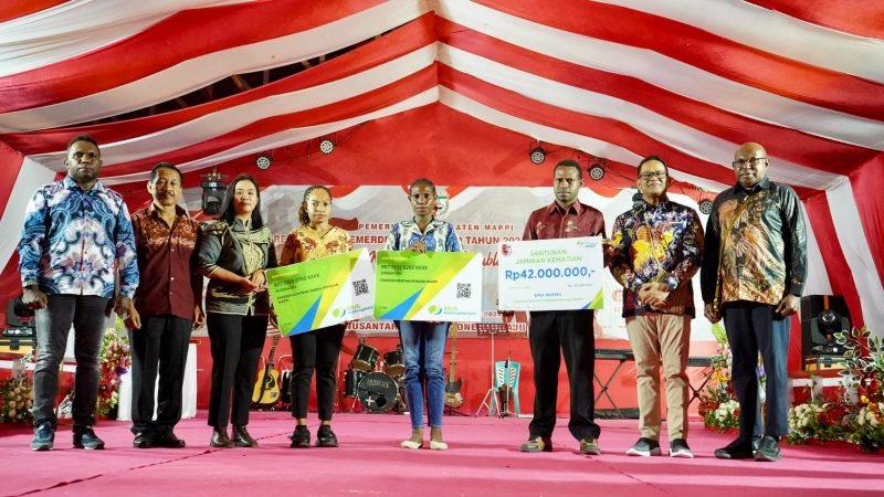 Foto bersama usai penyerahan kartu BPJS Ketenagakerjaan secara simbolis oleh Pj Bupati Mappi, Michael R. Gomar. (Foto: Istimewa/Humas Pemkab Mappi)