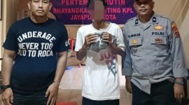 Polisi ringkus seorang pemuda yang membawa ganja di Pelabuhan Laut Jayapura, Jumat (23/8/2024). (Foto: Istimewa/Humas Polda Papua)