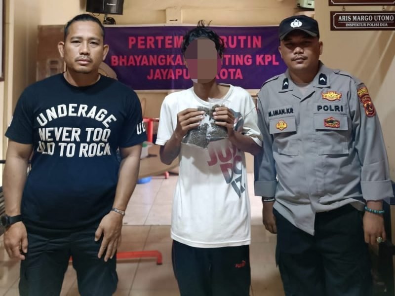 Polisi ringkus seorang pemuda yang membawa ganja di Pelabuhan Laut Jayapura, Jumat (23/8/2024). (Foto: Istimewa/Humas Polda Papua)