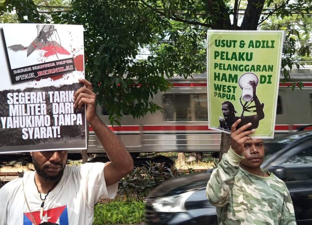 Memegang poster, mahasiswa Papua menggelar demontrasi di Kantor Komnas HAM Pusat, Senin (26/8/2024). (Foto: Istimewa)